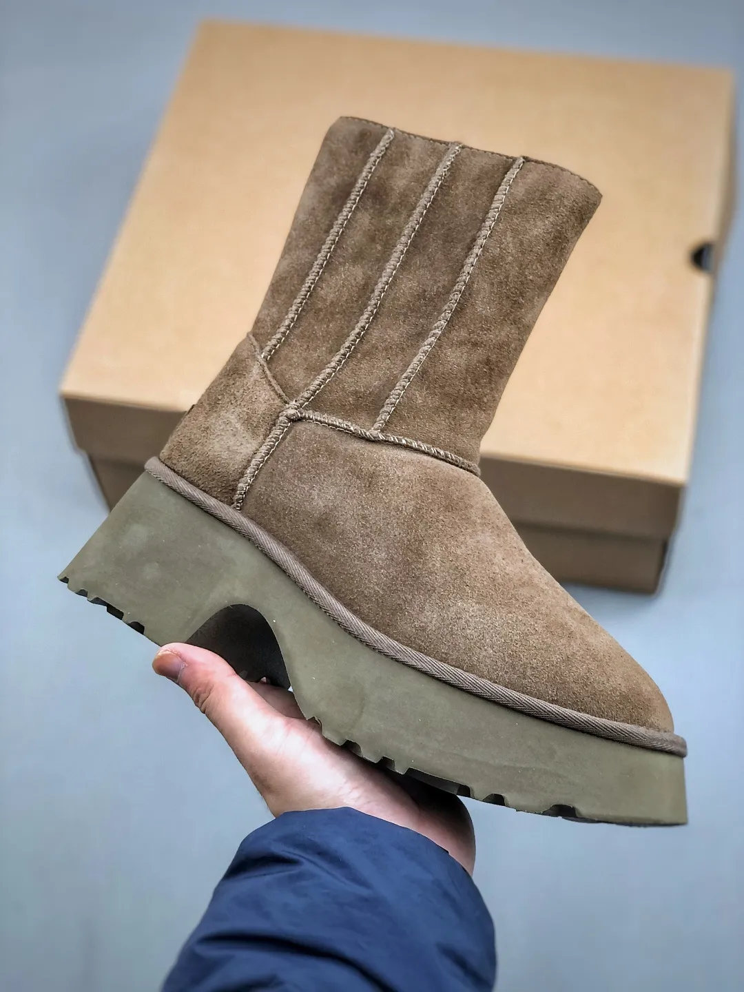 Local self-pickup💰700 supports store placement. The top version on the market UGG Fishman Thick-soled Pencil Boots. 5cm thick sole. Xiaohongshu’s hot model. Produced by a major foreign trade factory in Guangzhou. Toe box to insole are all made of genuine sheep fur. Independent outer box packaging. Chip. Waterproof technology. Differentiated from any version on the market. 5cm thick sole. Independent original development of outsole. Cashmere insole. Keep warm in winter. It is a very suitable choice for home use. In the new year, uug launches a style series. Partly catered to the preferences of young consumers, it has also moved to the forefront of fashion trends. Shoe body material: water-repellent coated suede upper, 17 mm UGGPURE™ implanted wool insole, lightweight non-slip and comfortable rubber outsole, with brand LOGO and trademark, with full packaging. Size: 35 36 37 38 39 40